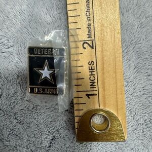 US ARMY VETERAN Lapel / Hat Pin Black‎ Enamel White Star Gold Toned Clutch Back